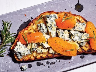 Suikerbroodtoast met roquefort en gekonfijte meloen