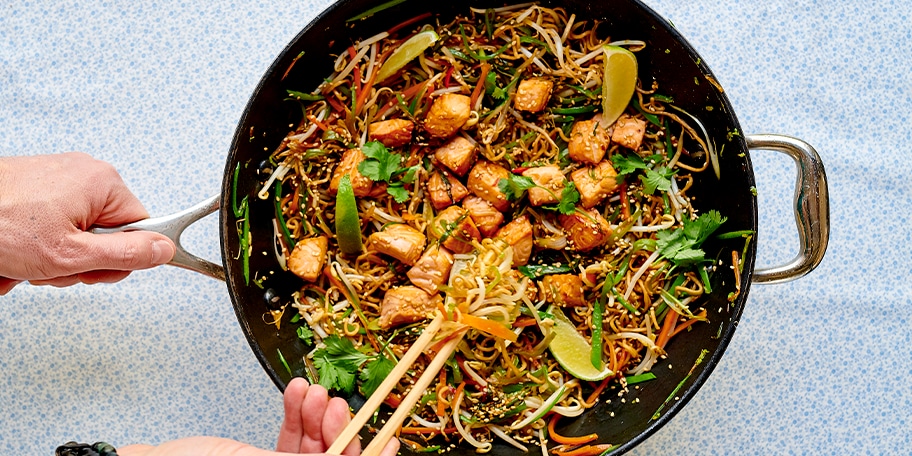 Nouilles sautées aux légumes et au saumon