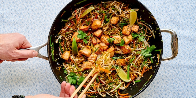 Nouilles sautées aux légumes et au saumon