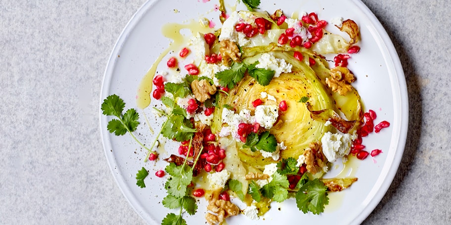Steaks de chou blanc grillés au chèvre frais, noix et grenade