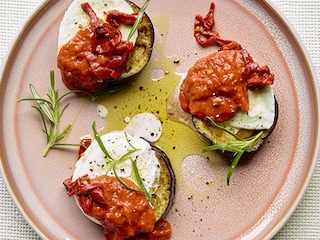 Canapés d’aubergines à la mozzarella et salsa piquante