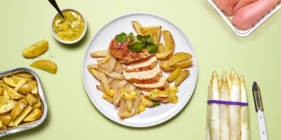 Filets de poulet aux asperges, pommes de terre au four et sauce mousseline