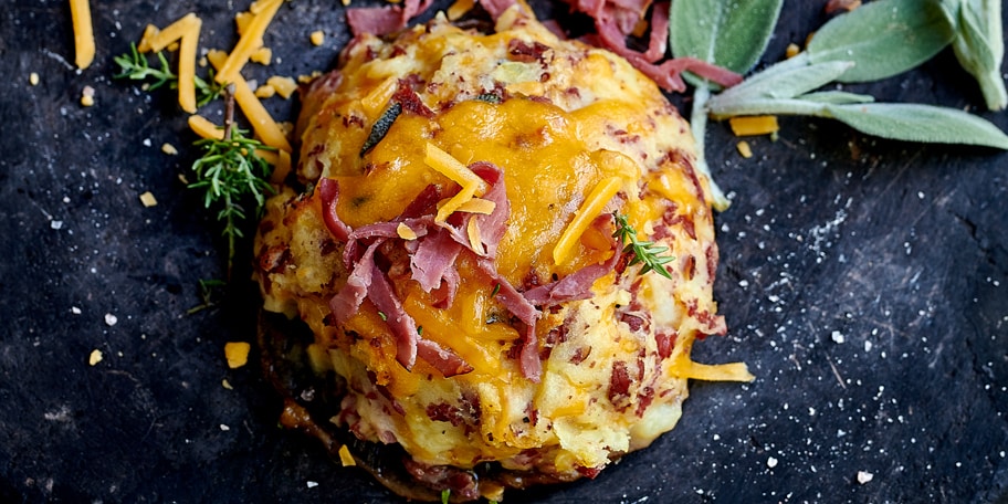 Gevulde Portobello’s met pastrami, puree en cheddar