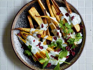 Pastinaak uit de oven met yoghurtsaus