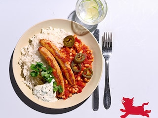 Chipolatas aux tomates et haricots blancs, riz basmati et sauce au yaourt