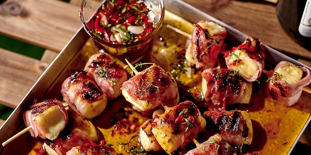 Gekaramelliseerde Berloumibrochettes met spek en ahornsiroop