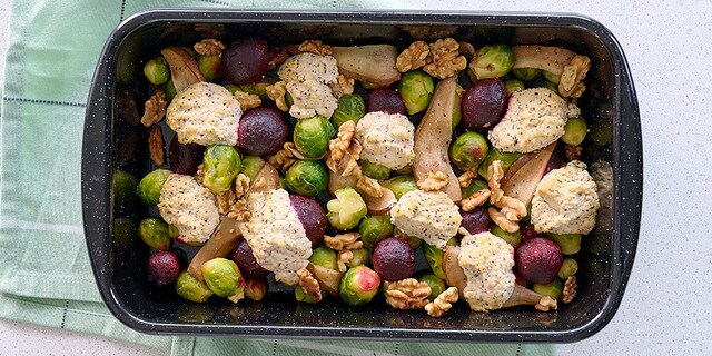 Traybake met spruitjes, rode bieten, peer en kruidige tofoe-ricotta