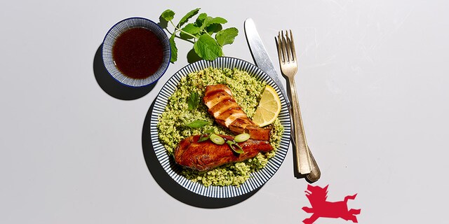 Filets de poulet marinés au citron et au miel, quinoa vert au brocoli