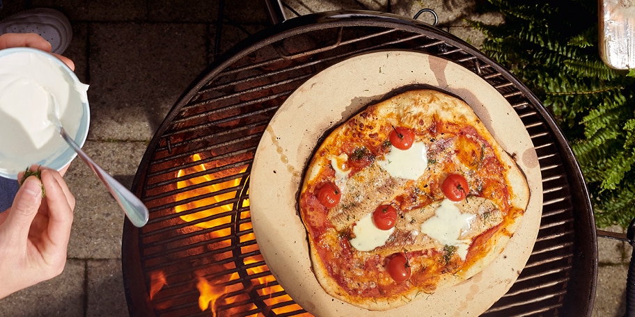 BBQ-pizza met gerookte forel