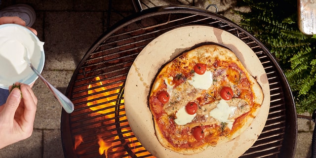 BBQ-pizza met gerookte forel