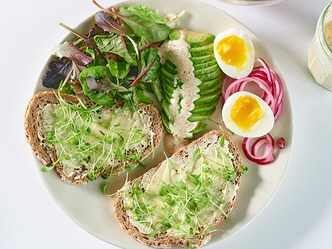 Salade aux œufs mollets, tartines au beurre Balade et à la cressonnette