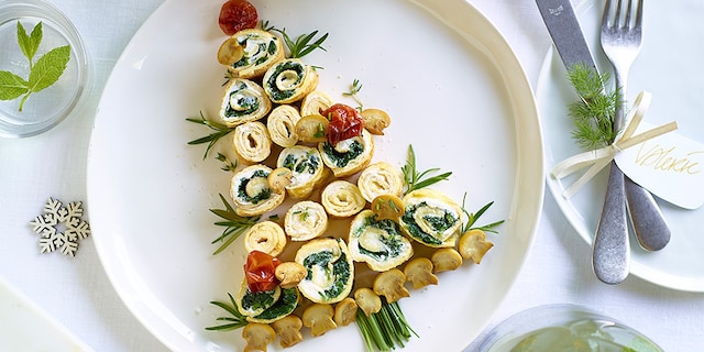 Omeletrolletjes met restjes kaas, spinazie en champignons