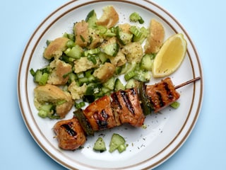 Kalkoenbrochettes en panzanella verde  