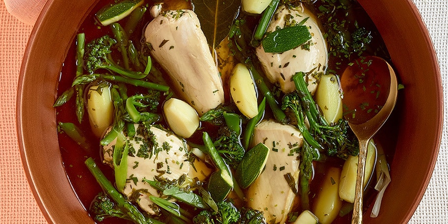 Chapon cuit à la nage au vin blanc et estragon, légumes verts et pommes de terre