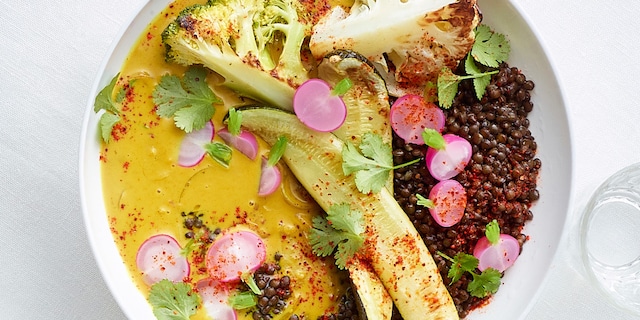 Légumes rôtis, lentilles beluga et sauce coco-curry