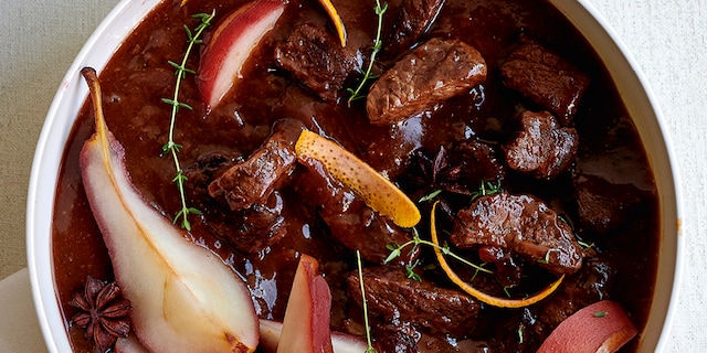 Ragoût de biche grand veneur, poires au vin