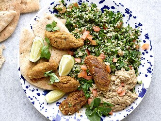 Falafels met baba ganoush en Libanese tabouleh