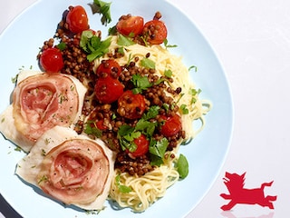 Pangasius uit de oven met pancetta, capellini met tomaten en linzen