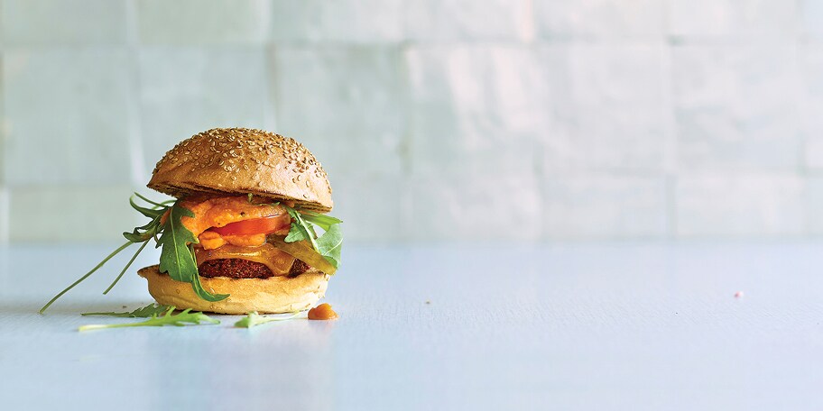 Rodebietburgers met ketchup van zoete aardappel