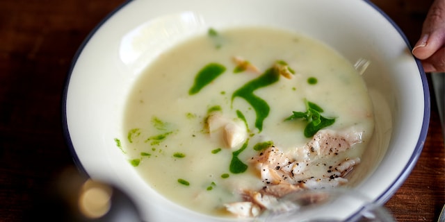 Soupe de pommes de terre à la truite fumée et huile de roquette