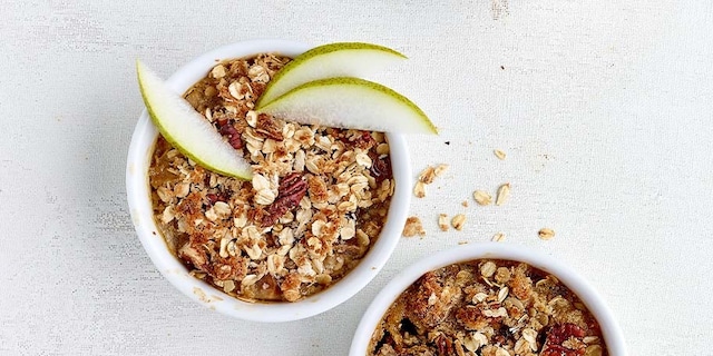 Gratins minute de poires au café, coco, pécan et flocons d’avoine