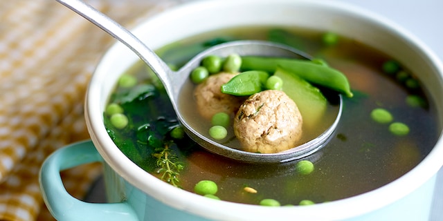 Soupe-repas aux boulettes de poulet et légumes verts