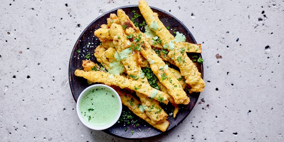 Kruidige aspergebeignets met peterselie-yoghurtsaus