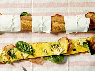 Sandwich à l’omelette au bleu, épinards et bacon