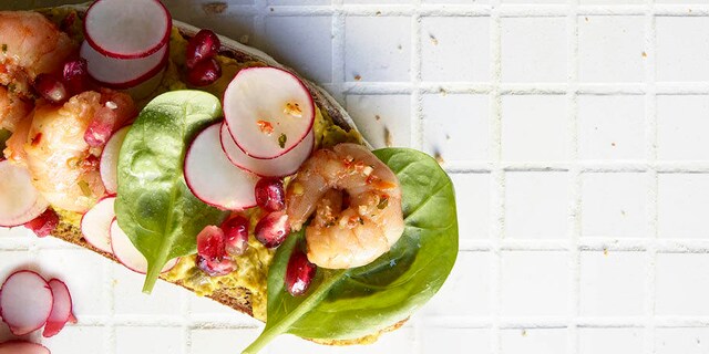 Tartine au houmous, crevettes et crudités