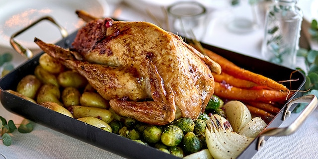 Pintade farcie au riz, légumes rôtis et jus de volaille aux airelles