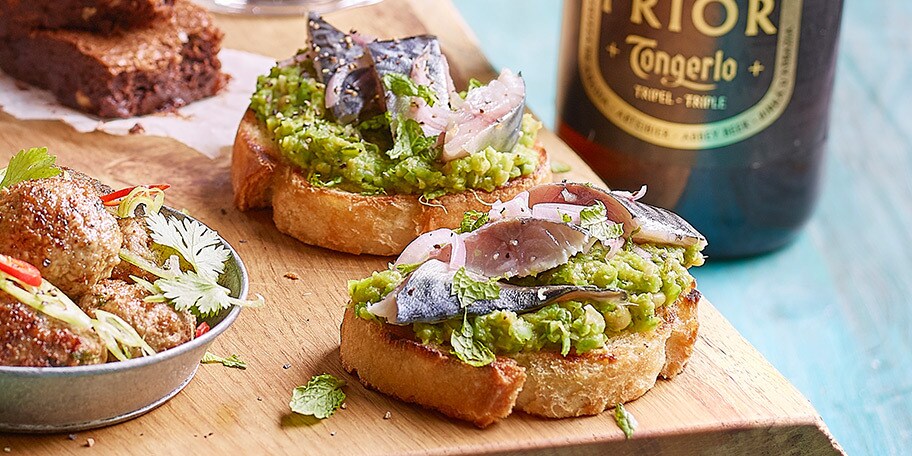 Toast à la tapenade de petits pois, haricots, menthe et maquereau mariné
