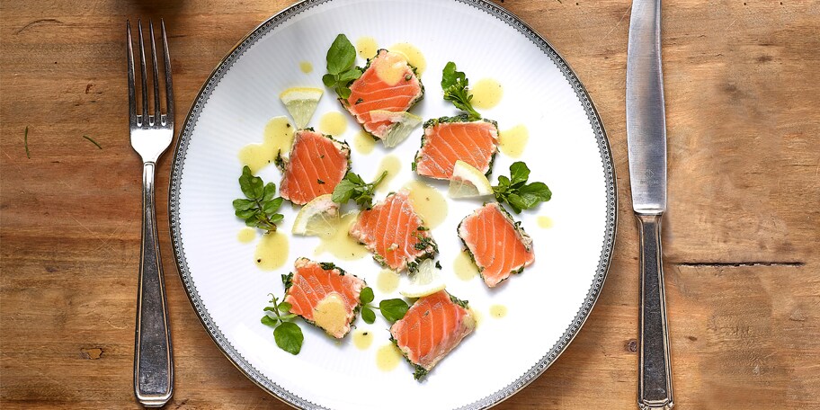 Zalmcarpaccio mi-cuit met kruiden