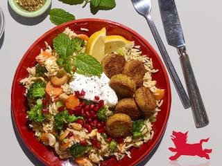 Riz sauté aux légumes, falafels et sauce au yaourt