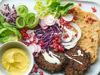 Assiette orientale aux galettes de lentilles Beluga