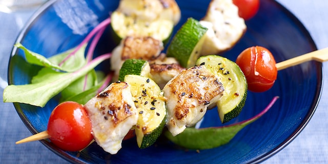 Brochettes van zeewolf met wasabi en sesam