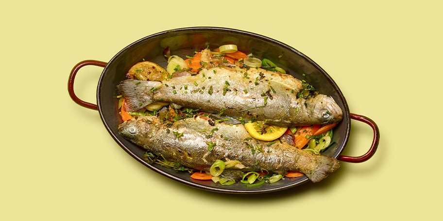 Forel met fijne groenten, kruiden en citroen