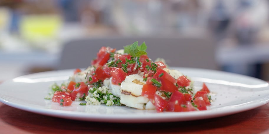 Halloumi met tabouleh en tomatensalsa