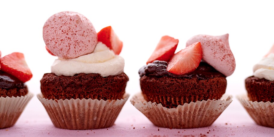 Cupcakes au chocolat, fraises et meringues à la framboise
