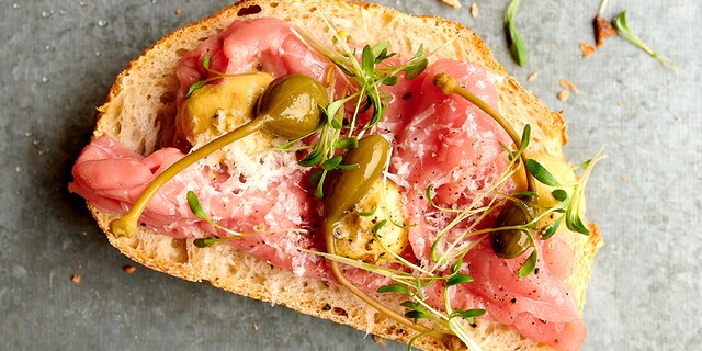 Tartine au carpaccio de bœuf et câprons