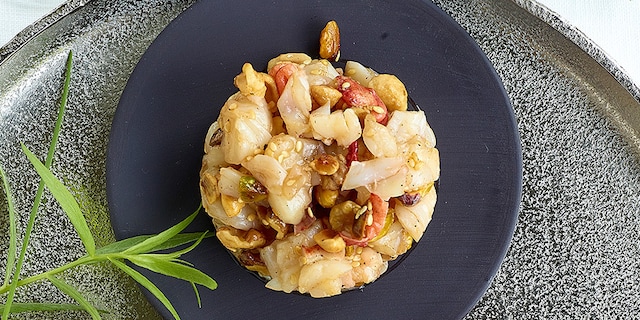 Tartaar van kreeft met nootjes, sesam en sojasaus