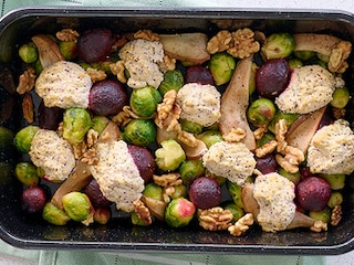 Traybake met spruitjes, rode bieten, peer en kruidige tofoe-ricotta