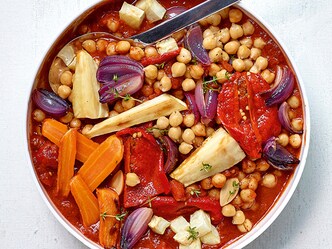 Kikkererwtenragout met tomaat, piquillo’s en gekonfijte uien