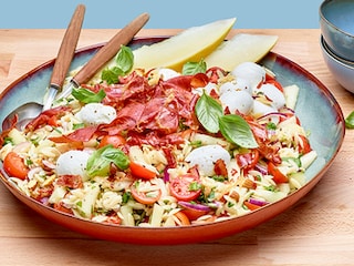 Pastasalade met meloen, mozzarella en krokante ham