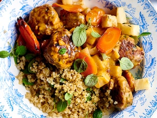 Balletjes in butternutsaus, quinoa, wortelen en knolselder