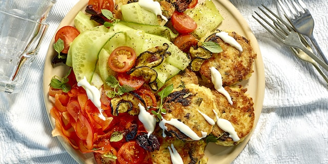 Galettes de riz à la feta, salade de concombre et poivron, vinaigrette à la tomate