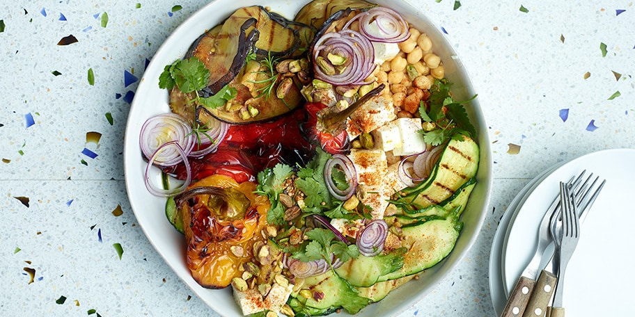 Gegrilde groentesalade, feta en kikkererwten