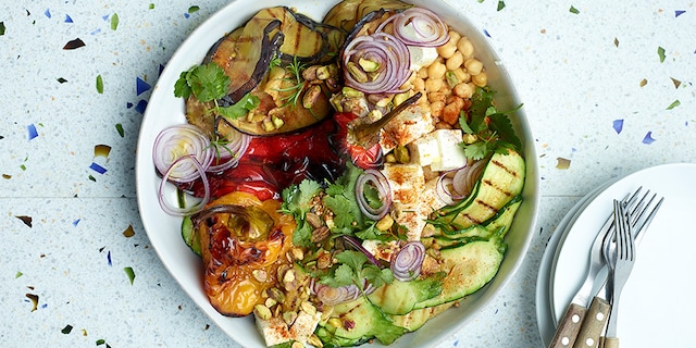 Gegrilde groentesalade, feta en kikkererwten