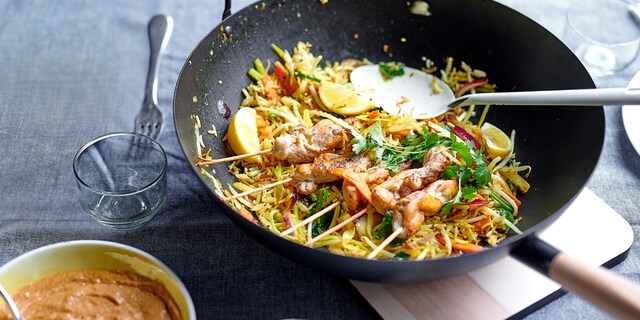 Wok de légumes aux satés de poulet