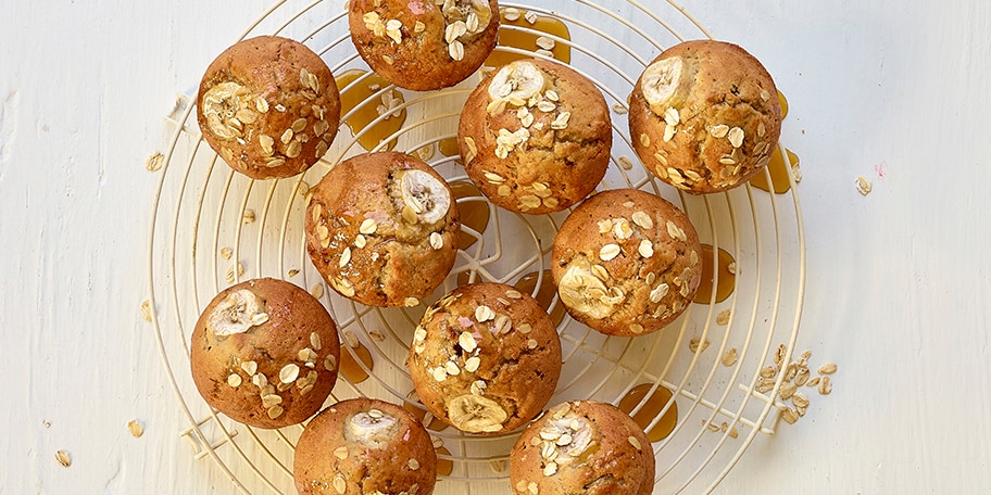 Muffins met banaan, noten en havermoutvlokken