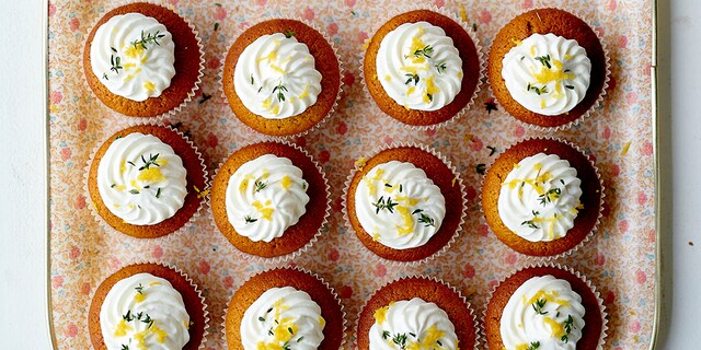 Cupcakes met citroen, honing en tijm, yoghurttopping